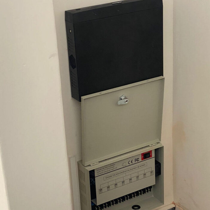 instalación sencilla y ordenada con fuente de poder centralizada